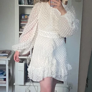 Studentklänning - Säljer min kära studentklänning som jag fick så många komplimanger för! Med denna kommer man garanterat inte råka ha en likadan klänning som någon annan.