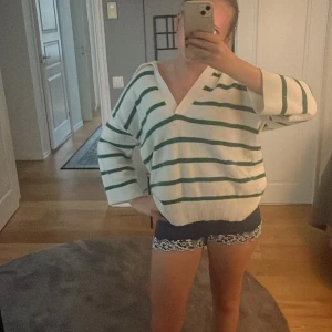 Stickad tröja - Säljer denna superfina tröjan med trekvartsärm och” krage”, noppig men annars i bra skick!!