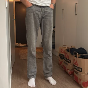 Mörkgråa jeans  - Ett par mörkgråa jeans ifrån Jack & Jones i storlek W30 i midja och 34 i längd, lite mer baggy! 