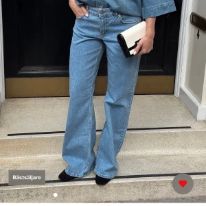 blåa jeans - super populära nakd jeans, inga defekter🩷säljer då de blivit för små, nypris 699kr