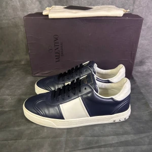 Valentino flycrews i nyskick - Skicket är som nytt | Size 39 men passar mer som 40 | box och valentino kort medföljer | fraktar spårbart inom 24 timmar |  för att köpa klicka ” köp nu” | vid frågor skriv ett meddelande |