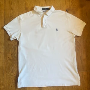 Ralph Lauren piké - Mycket bra skick. Storlek M, sann storlek - passar dig runt 175-185 Kom gärna med prisförslag eller frågor!