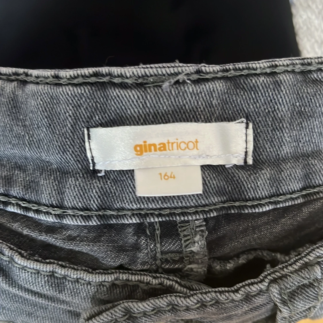 Grå bootcut jeans från Gina Tricot - 2