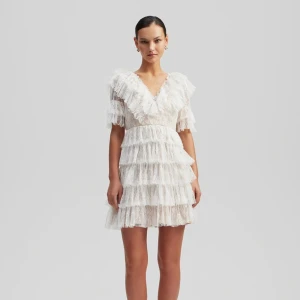 Sky dress - Sky V-neck frill mini lace dress från By Malina. Superfin klänning som är perfekt till studenten eller sommaren. Superskön och undersydd så inte genomskinlig alls.