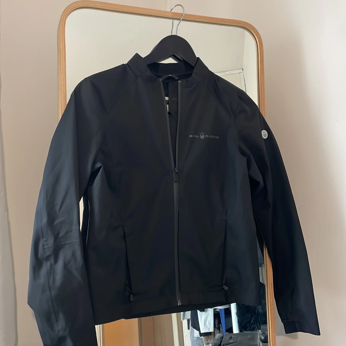 Svart vindjacka från Sail Racing XS