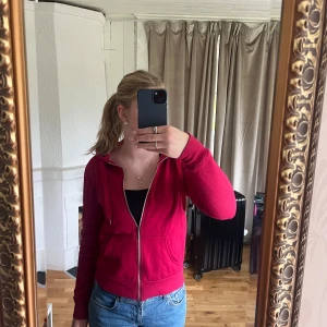 Rosa ziphoodie  - Rosa ziphoodie från Amisu. Säljer då den inte kommer till användning. Har en liten färgfläck på baksidan av ärmen, går säkert att få bort med rätt medel, annars i nyskick. Hör av dig om du har frågor, pris går att diskutera 