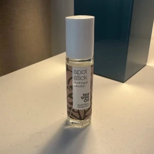 Spot Stick med tea tree oil - Spot Stick från Australian Bodycare med naturlig tea tree oil. Kommer i en smidig glasflaska med vit kork och roll-on applikator. Perfekt för att punktbehandla blemmor och småirritationer. Innehåller 9 ml. 100% vegansk formula. Testad på handryggen men min hud tåler inte den tyvärr. 