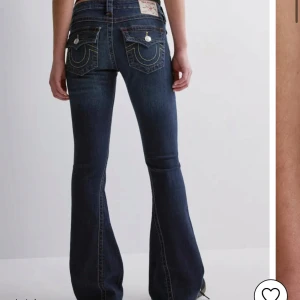 True Religion Joey Low Rise Flare Jeans - Jätte fina true religion jeans med ikoniska fickor!! De är uppsydda några cm, men de är ca 76cm i innerbenslängd! Säljer för jag missbedömde storleken, har i vanliga fall storlek 38/40 och dessa va förstora i midjan i referens. De är i storlek 32💘Nypris: 1 300kr 💘kan gå ner i pris vid snabbt köp