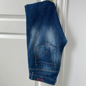 Dondup George Skinny fit  - Storlek W33, väldigt snygga jeans. Lätt dom snyggaste dondupsen jag har inne! Kom med frågor! Inga defekter btw 