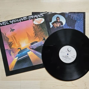Neil Young - "Trans" LP - Neil Young - "Trans" Vinyl  Europe 1982 Press  Konvolut: VG+ Vinyl: VG (Lite smutsig)