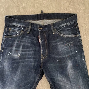Dsquared2 jeans - Äkta Dsquared2 jeans i storlek 52, väldigt bra skick och använda fåtal gånger. Nypris 5500kr mitt pris 1300kr kan gå ner i pris vid snabb affär💸