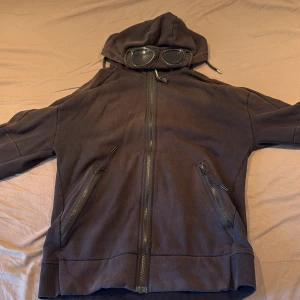 Cp Company hoodie - Använd i ungefär ett år, köpte den från johnells