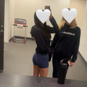 DFYNE SHORTS - Säljer mina mörkblåa dfyne-shorts då jag tänkte köpa i en annan färg, de är som nya!