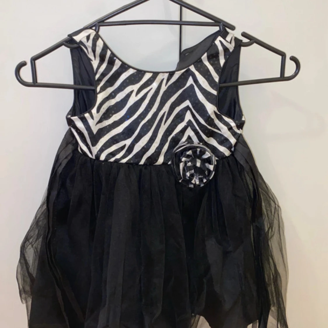 Zebramönstrad svart kortklänning