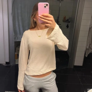 Finstickad tröja med boatneck  - Så fin tröja från Gina Tricot i en fin beige färg. Storleken står inte men skulle säga xs/s💗 man kan ha den off-shoulder också men det ska vara boatneck. Materialet ska vara så och den är inte nopprig, har använt den typ 2 gånger. Kika gärna in mina andra inlägg!💗