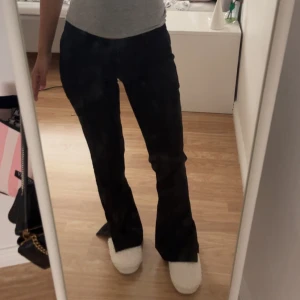 Kostymbyxor  - Kostymbyxor från bikbok med slits , jättefint skick men är extremt små i storleken. Storleken är 38 men passar en 36/34.