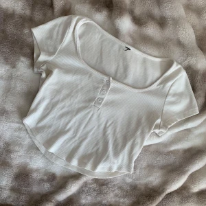 Vit t-shirt - i storlek S är i fint skick