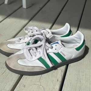 Adidas Samba vita och gröna sneakers -  Adidas Samba sneakers. Sparsamt använda!