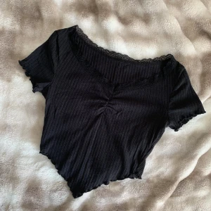 svart t-shirt - i storlek S använd få gånger