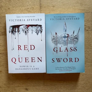 Red queen, Glass sword böcker - Kan mötas i vissa delar av Skåne eller eventuellt i Göteborg. Annars står köparen för frakt 📦. Säjer både för 160kr