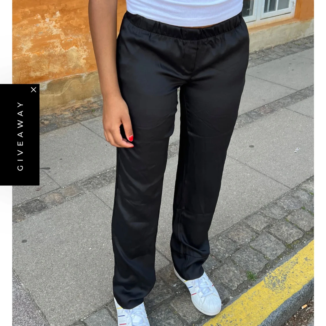 Svarta raka byxor i satin-look