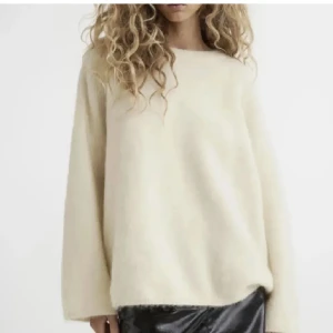 mohair stickad hm - Säljer denna supersnygga och mysiga stickad mohair tröjan ifrån hm. Perfekt till hösten använd ett fåtal gånger skriv för fler bilder❣️