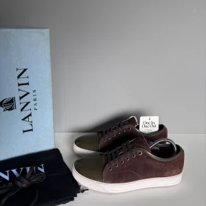 Lanvins - Säljer ett par bruna lanvins i storlek uk7(EU41), cond 9/10 litet märke på ena toecapen annars väldigt bra skick! Skorna är behandlade med vit skokräm och impregneringsspray! Kommer med OG box, dustbags och extra snören!