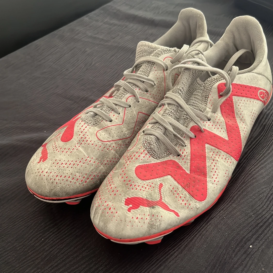 Puma vita och röda fotbollsskor