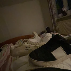 Saint Laurent sneakers - Snygga sneakers från Saint Laurent och valentino flycrews. . Perfekta för dig som gillar stilrena och trendiga skor. Man kan köpa båda eller en var för sig!