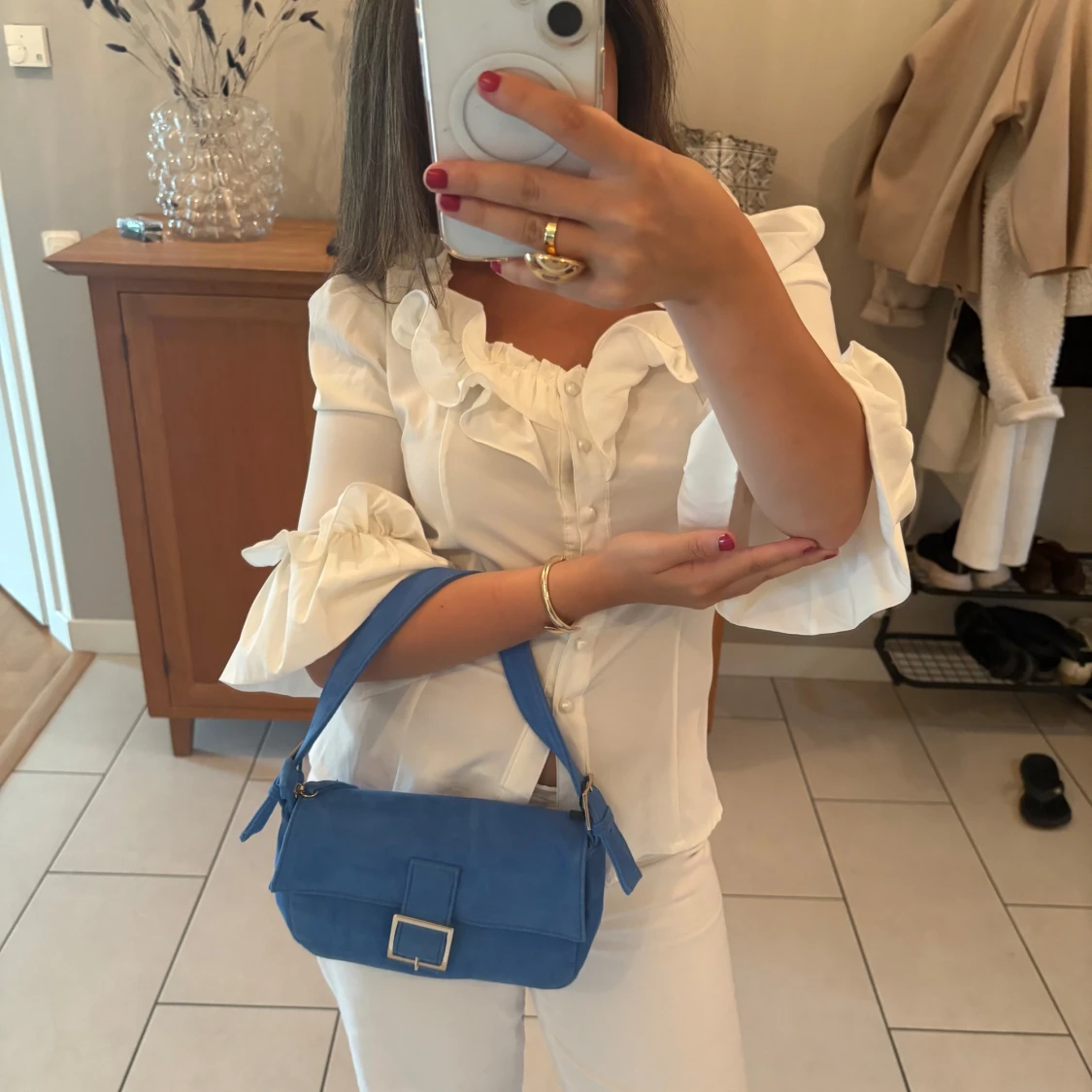 Blå axelväska i mocka med spänne - 1