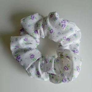 Scrunchie handgjord  - Handgjord scrunchie, aldrig använd 
