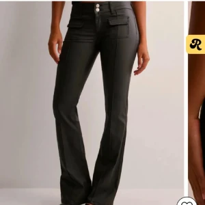 Skinnbyxor Nelly  - Säljer mina jätte snygga skinnbyxor från Nelly, knappt andvända och är i fint skick❣️ passar mig som har storlek 34-36, jag är 163 och dom är långa på mig