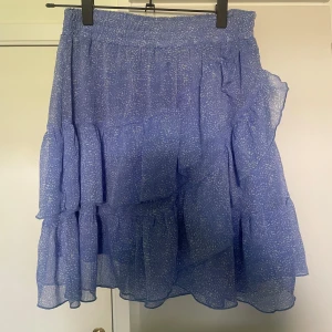 Blå volangkjol från Reserved - Blå kjol från Reserved. Använd fåtal gånger och är i fint skick. Storlek s. Skriv vid frågor/ funderingar!🥰