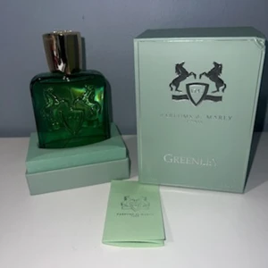 Parfums de Marly Greenley EdP 125ml - Greenley från Parfums de Marly är en lyxig parfym i en grön glasflaska med silverfärgad kork och snyggt reliefmönster med hästar. Kommer i en stilren ljusgrön box med logga och tillhörande booklet. Flaskan rymmer 125 ml Eau de Parfum.