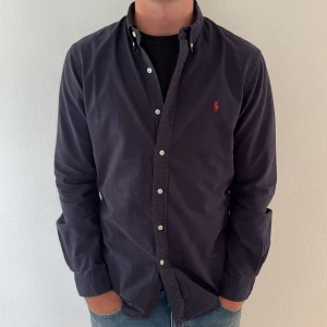Ralph Lauren Skjorta - - Condition: 9/10 - Color: Navy Blue - Size: M - Retail price: 1749 SEK