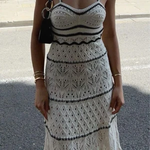 Strandklänning från Zara - Midi klänning i virkat materiql från Zara i ljust beige och svart , i fint skick. 