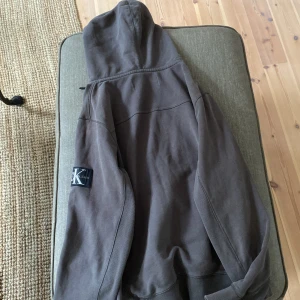 Mörkgrå hoodie  - Hoodie från Calvin Klein, inte mycket använd. Nypris 1099.  Storlek M