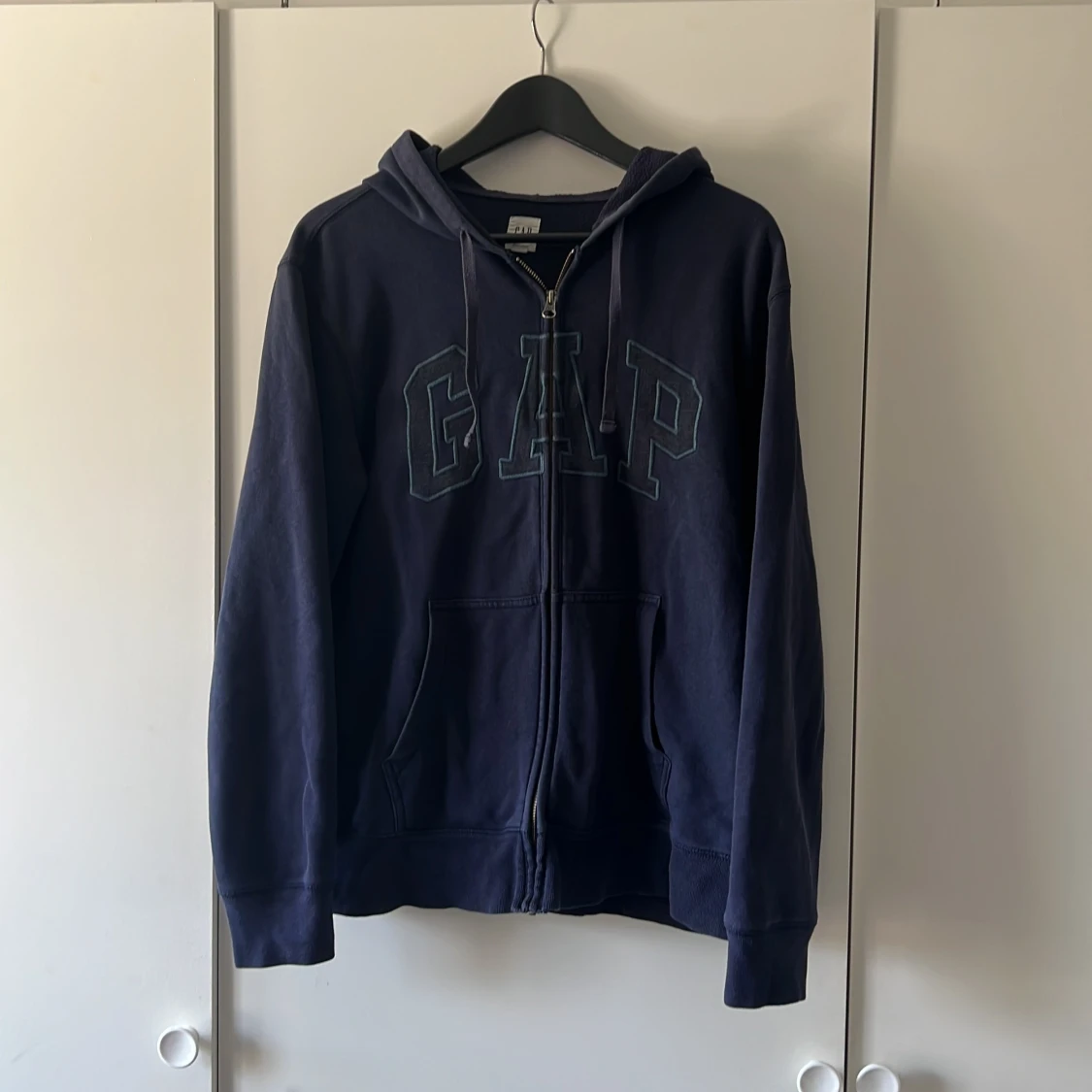 Mörkblå GAP hoodie med dragkedja