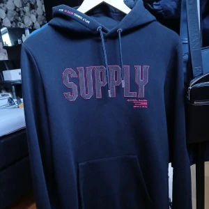 Supply & Demand hoodie - En svart hoodie från supply and demand i storlek XS, den är i toppskick inga konstigheter. Köpt för cirka 600-700kr Säljes för 400kr