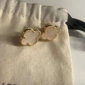 Guld vita van cleef  - Säljer dessa helt nya van cleef öronhegena då jag fick fel färg pris går att diskutera!