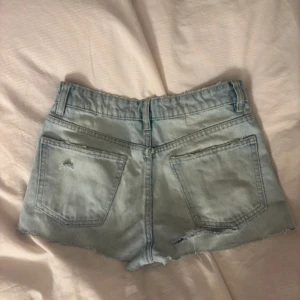 två jeansshorts  - går att köpa separat eller tillsammans! 20kr/st.         de ljusare paret är från zara och de mörkare från lager157
