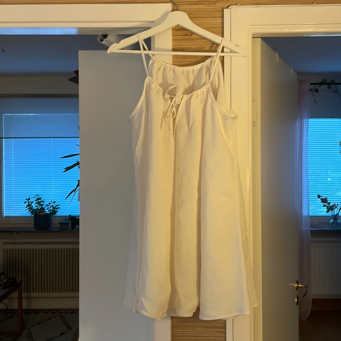 Vit sommarklänning med smala axelband - 1