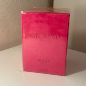 Valentino Donna Born In Roma Pink PP 100ml - Exklusiv parfym från Valentino, Donna Born In Roma Pink PP. Kommer i en snygg, fyrkantig och starkt rosa kartong med metallicdetaljer. Eau de Parfum, 100 ml. Perfekt för dig som gillar lyxiga och trendiga dofter. Helt ny oöppnad! 