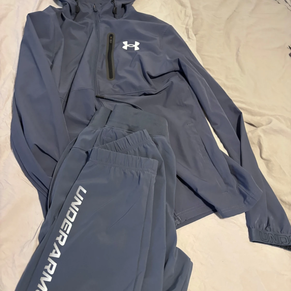 Blå tracksuit från Under Armour - 1
