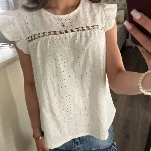 Vit blus från SHEIN - Supersöt vit blus från SHEIN i storlek XS :)
