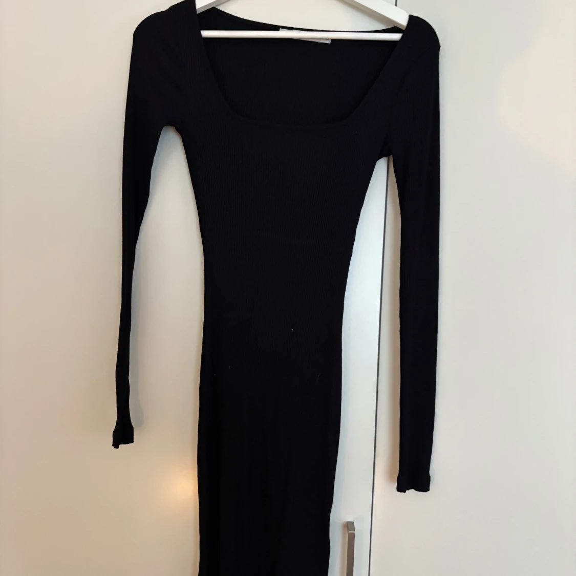Svart ribbad klänning från NA-KD