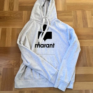 Isabel Marant hoodie - Isabel marant hoodie som är för stor för mig, Storlek 38, köpt på Plick. Den är helt ren och i princip nyskick! (Intresserad av  byte mot en i storlek 34/36) eventuellt något annat byte!! Kontakta innan köp‼️‼️‼️‼️