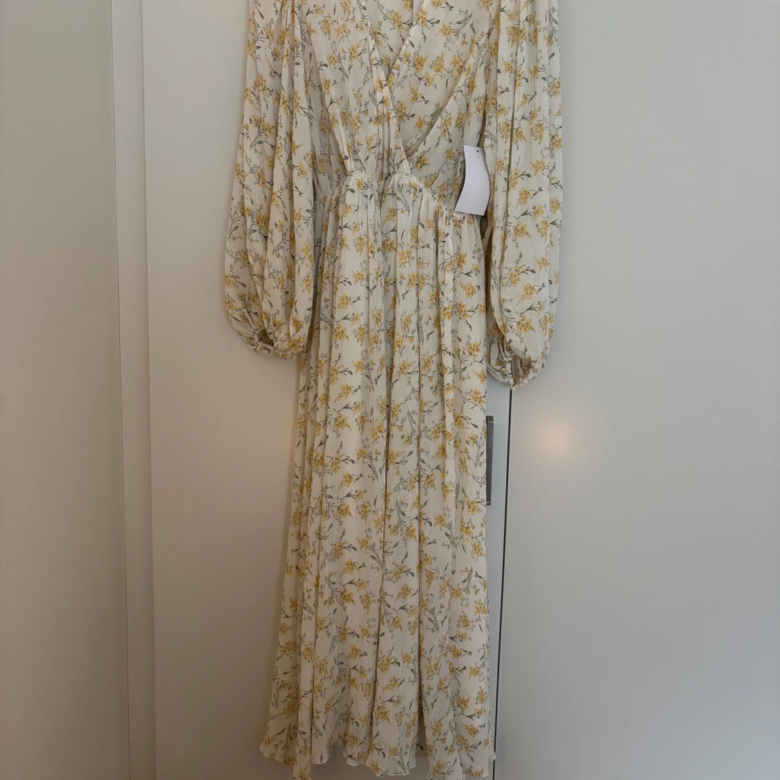 Blommig långklänning från NA-KD - 1