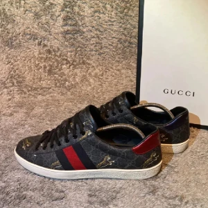 Gucci Ace Tiger - Säljer nu mina Gucci skor i modellen, Gucci Ace Tiger. Storlek 42 passar 42,5-43EU. Fint skick inga defekter. Skriv om minsta fundering! 🙂
