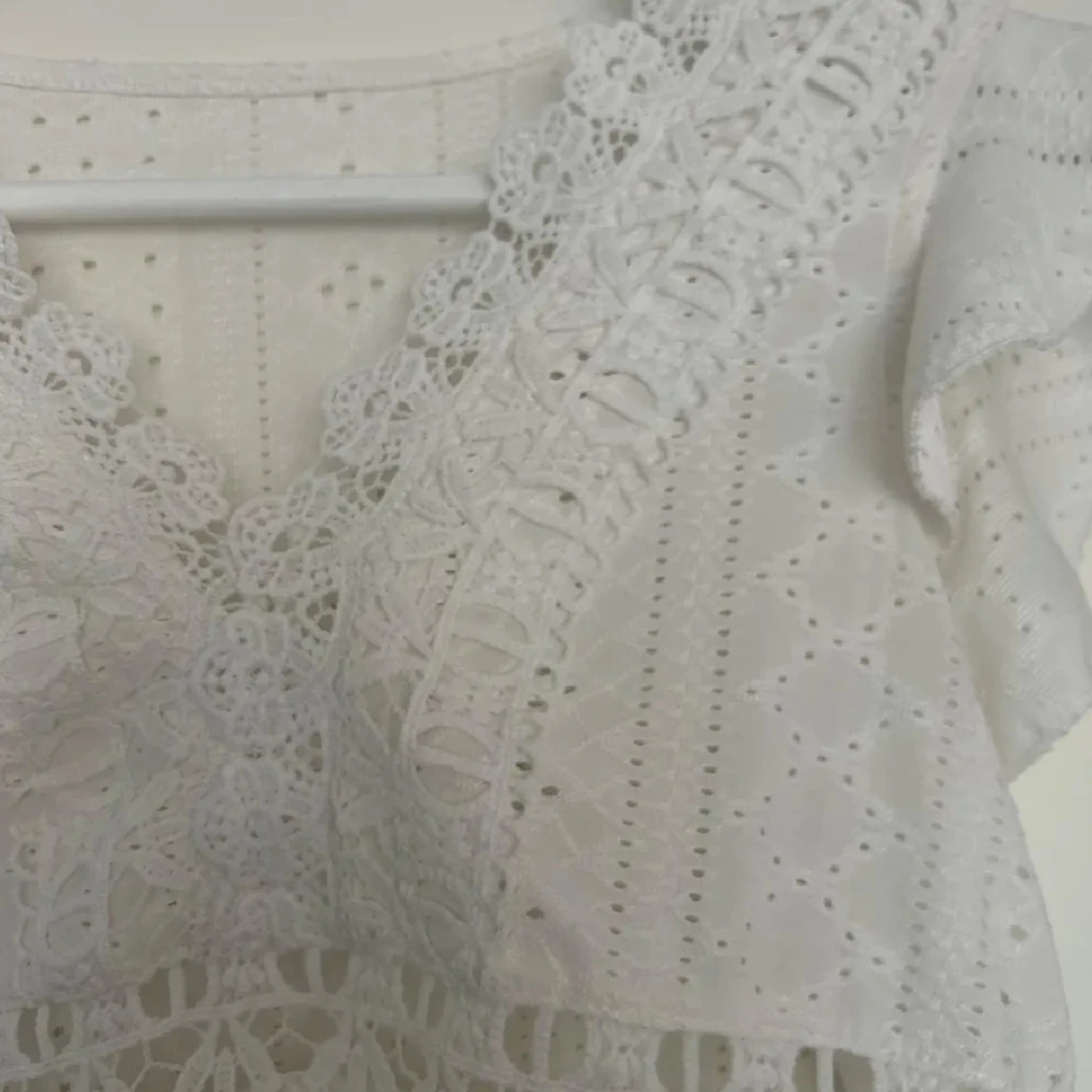 Vit blus med spets och broderi - 2